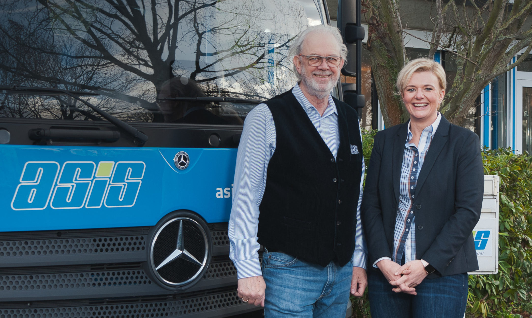 Werner und Siemons vor LKW